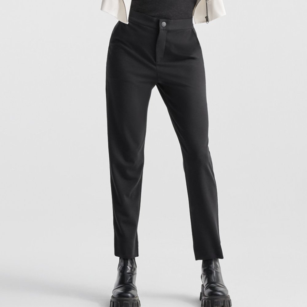 New CAbi Spring 2023 Pogger Pants, xs, only worn to photograph (see pic) - Picture 3 of 4